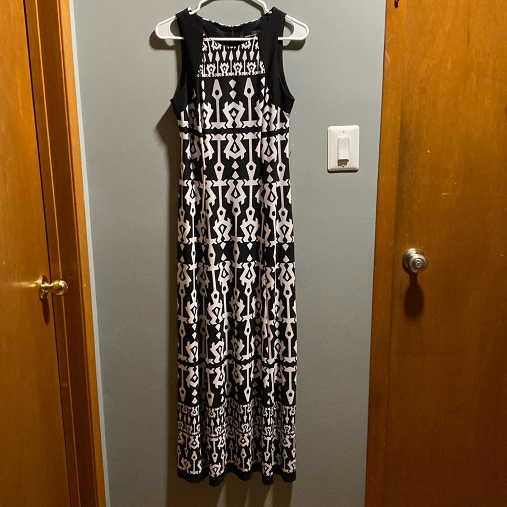 NWOT WOMANS LONG DRESS SIZE 8! NEVER WORN. SMOKE FREE HOME!